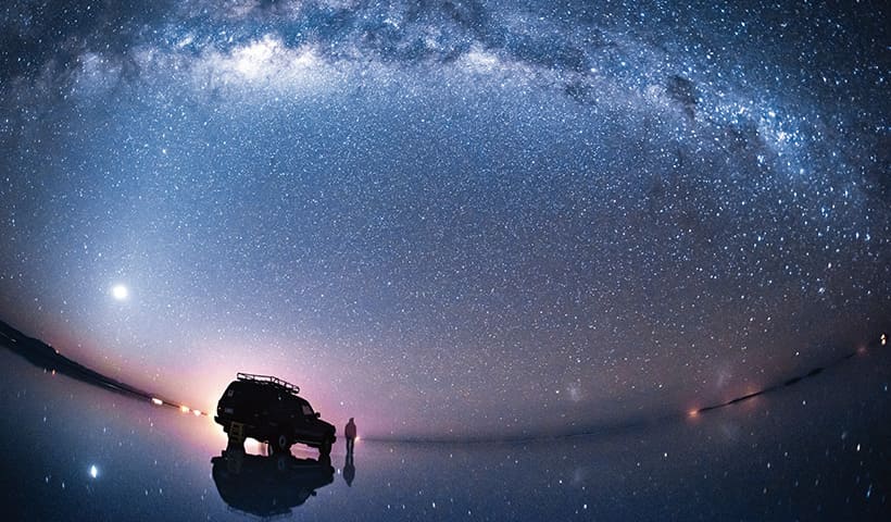 遮るもののない360度パノラマの夜空はまるで宇宙の中に迷い込んだよう。