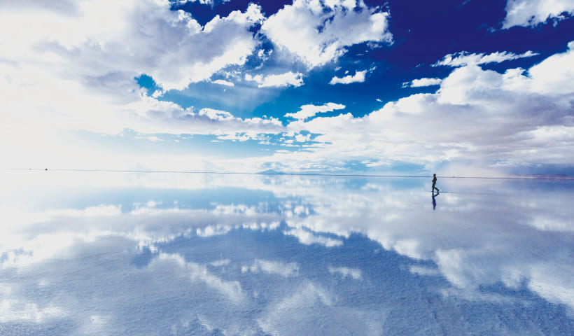 鏡張りの世界を歩くひとときをご堪能いただけます。