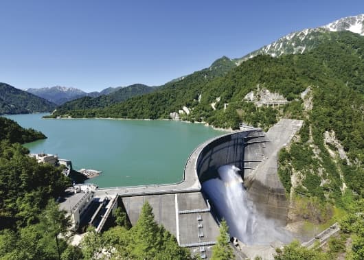 黒部ダム観光放水（6月～10月）