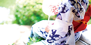 縁台 浴衣の女性 夏 イメージ